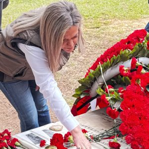 Η Μάρα Κουκουδάκη στο Σκοπευτήριο Καισαριανής για την Πρωτομαγιά και την τιμή στους 200 εκτελεσθέντες.