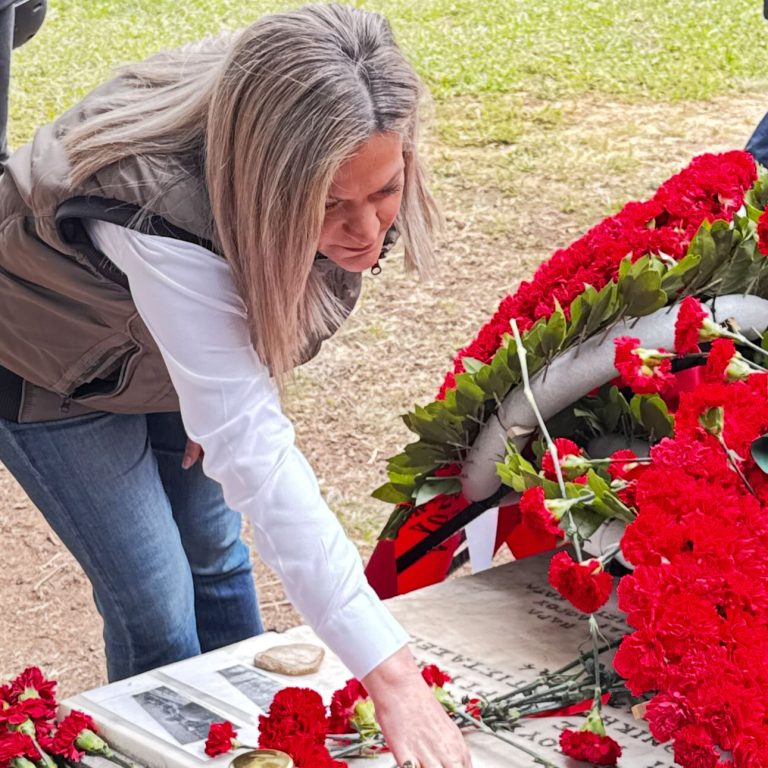 Η Μάρα Κουκουδάκη στο Σκοπευτήριο Καισαριανής για την Πρωτομαγιά και την τιμή στους 200 εκτελεσθέντες.