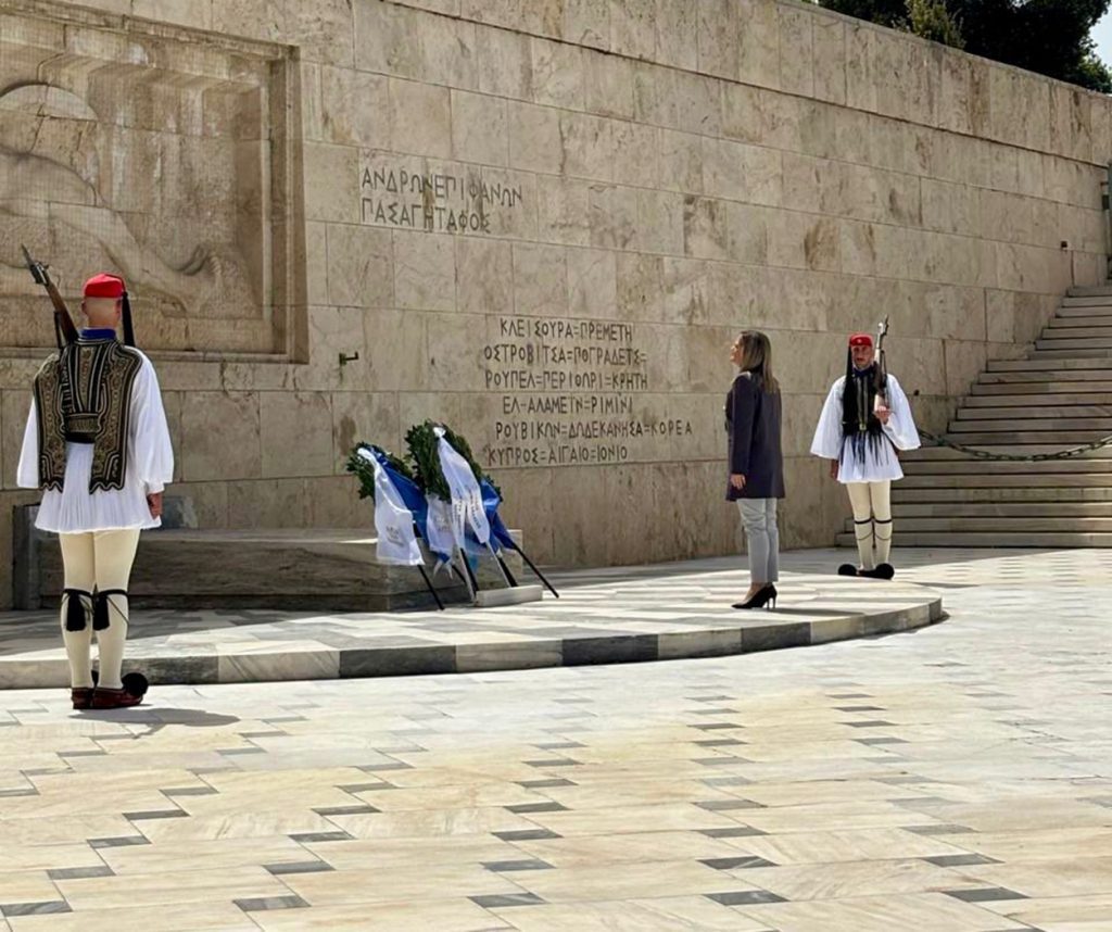 Η Μάρα Κουκουδάκη στην τελετή για τα 81 χρόνια από τη λήξη του Β΄ Παγκοσμίου Πολέμου