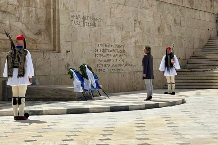 Η Μάρα Κουκουδάκη στην τελετή για τα 81 χρόνια από τη λήξη του Β΄ Παγκοσμίου Πολέμου