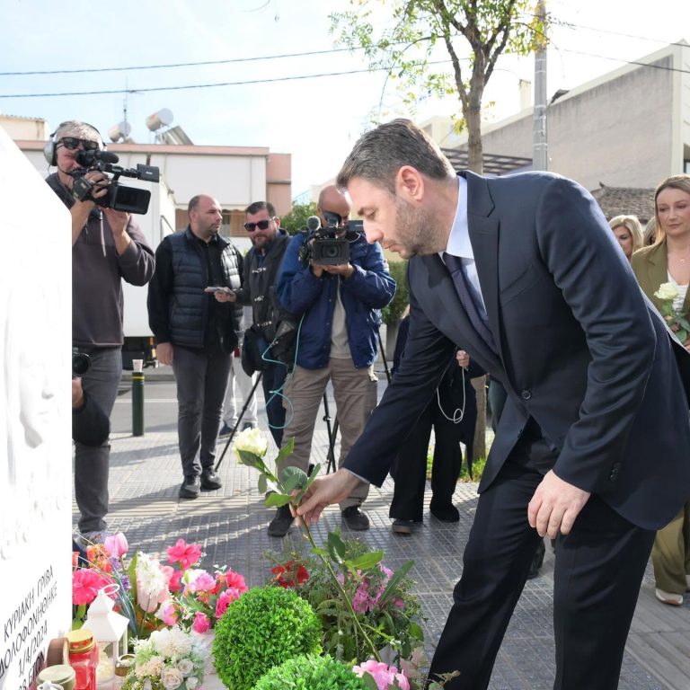 Η Μάρα Κουκουδάκη και ο Νίκος Ανδρουλάκης στο μνημείο της Κυριακής Γρίβα για την εξάλειψη της βίας κατά των γυναικών