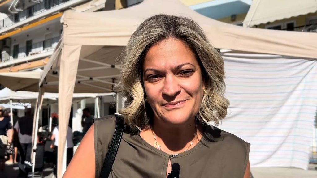 Η Μάρα Κουκουδάκη στη λαϊκή αγορά Σερρών συνομιλεί με παραγωγούς και πολίτες.