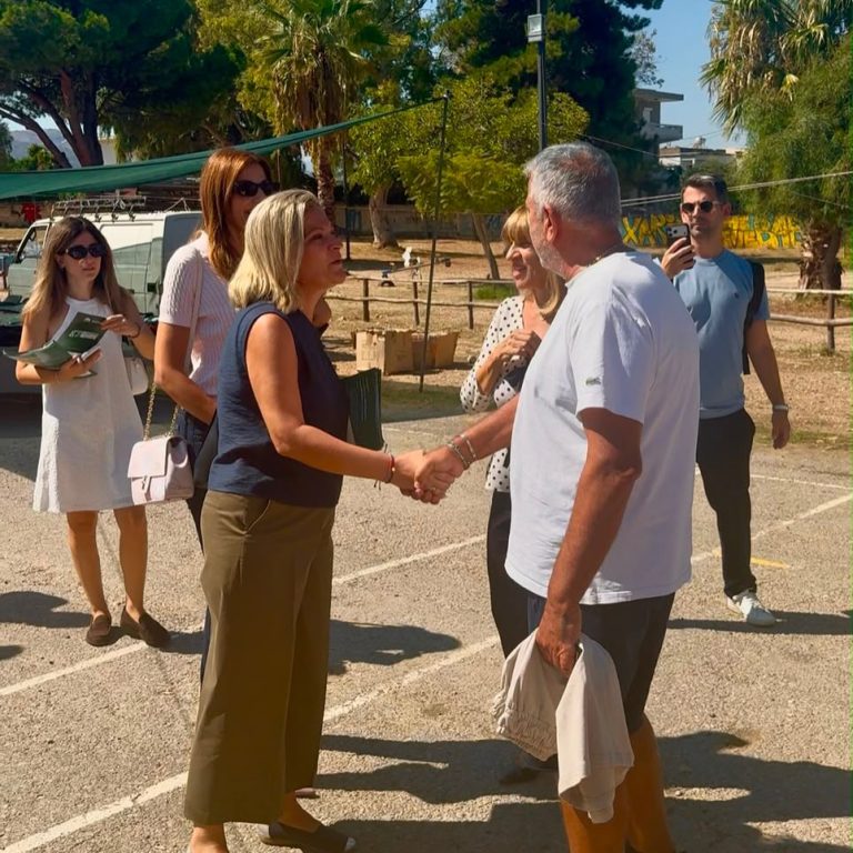 Η Μάρα Κουκουδάκη με το κλιμάκιο του ΠΑΣΟΚ κατά την επίσκεψη στα Χανιά.