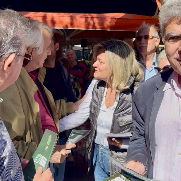 Η Μάρα Κουκουδάκη συνομιλεί με πολίτες και παραγωγούς στη λαϊκή αγορά Αγίας Παρασκευής.