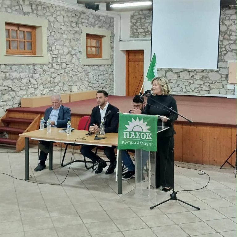 Η Μάρα Κουκουδάκη με το κλιμάκιο του ΠΑΣΟΚ και τον Μανώλη Χριστοδουλάκη στην Αλίαρτο.