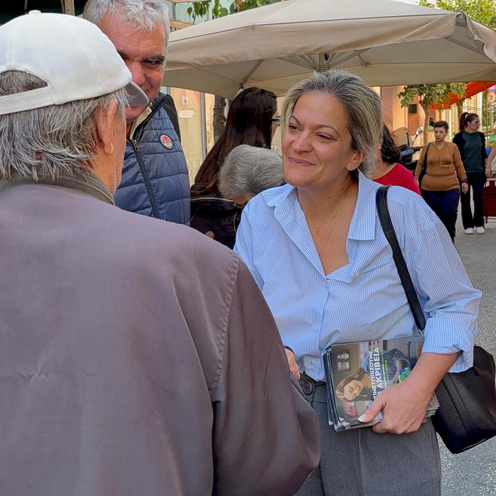 Η Μάρα Κουκουδάκη συνομιλεί με παραγωγούς και πολίτες στη λαϊκή αγορά στην Παλαιά Κοκκινιά.