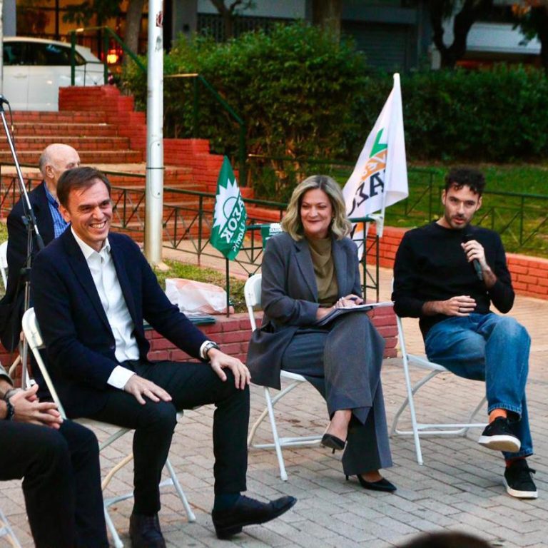 Εκδήλωση ΠΑΣΟΚ για στέγη και ακρίβεια στην πλατεία Μεσολογγίου στο Παγκράτι.