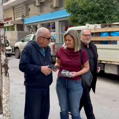 Η Μάρα Κουκουδάκη με κλιμάκιο του ΠΑΣΟΚ στη λαϊκή αγορά Ευαγγελίστριας στον Πειραιά.