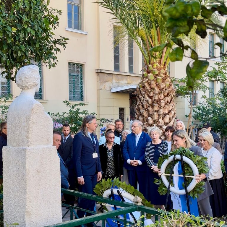 Η Μάρα Κουκουδάκη στην τελετή μνήμης του Δήμου Αθηναίων για τη Λέλα Καραγιάννη